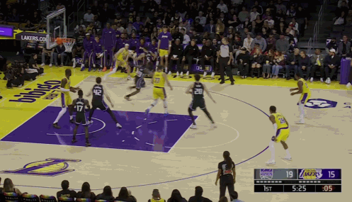 湖人队三人, 鱼跃抢球, 后三分不中 湖人队三人, 鱼跃抢球, 后三分不中