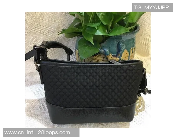 太阳报:保罗-帕克拍卖多件个人收藏,包含英超开创赛季奖杯